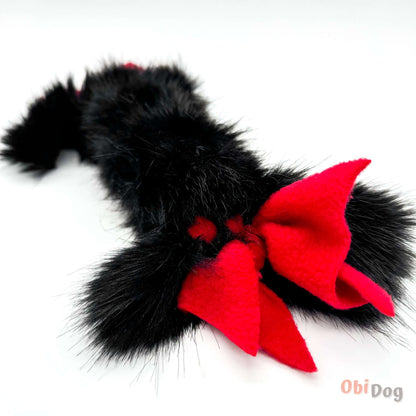 Pītā suka no flīza un kažokādas ar sarkanu lentu, lieliska rotaļlieta suņiem, 40 cm garumā.